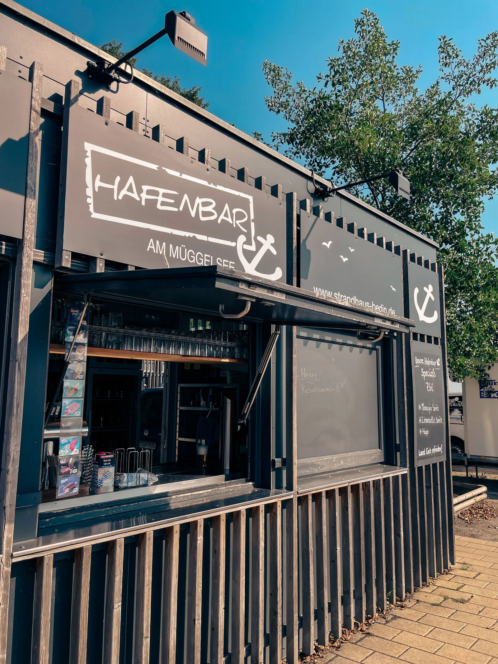 Gäste in der Hafenbar direkt am Müggelsee